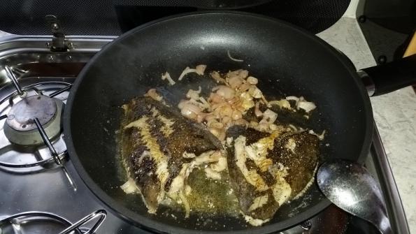 .... und dann gibt's selbstgefangenen Fisch. Mmmm, lecker .....